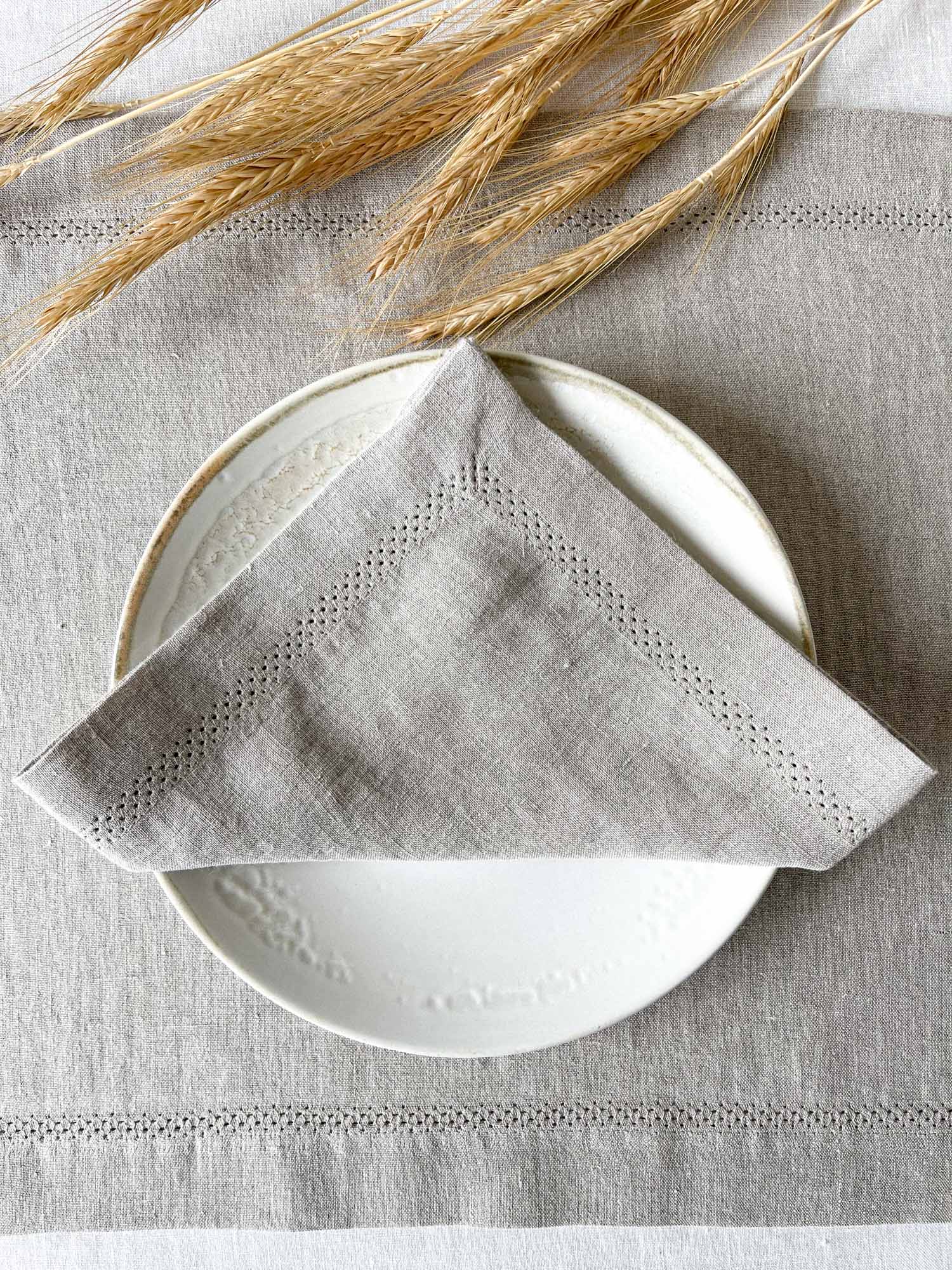 Serviette aus beigem Leinen mit Hohlsaum und Gehrungsecken