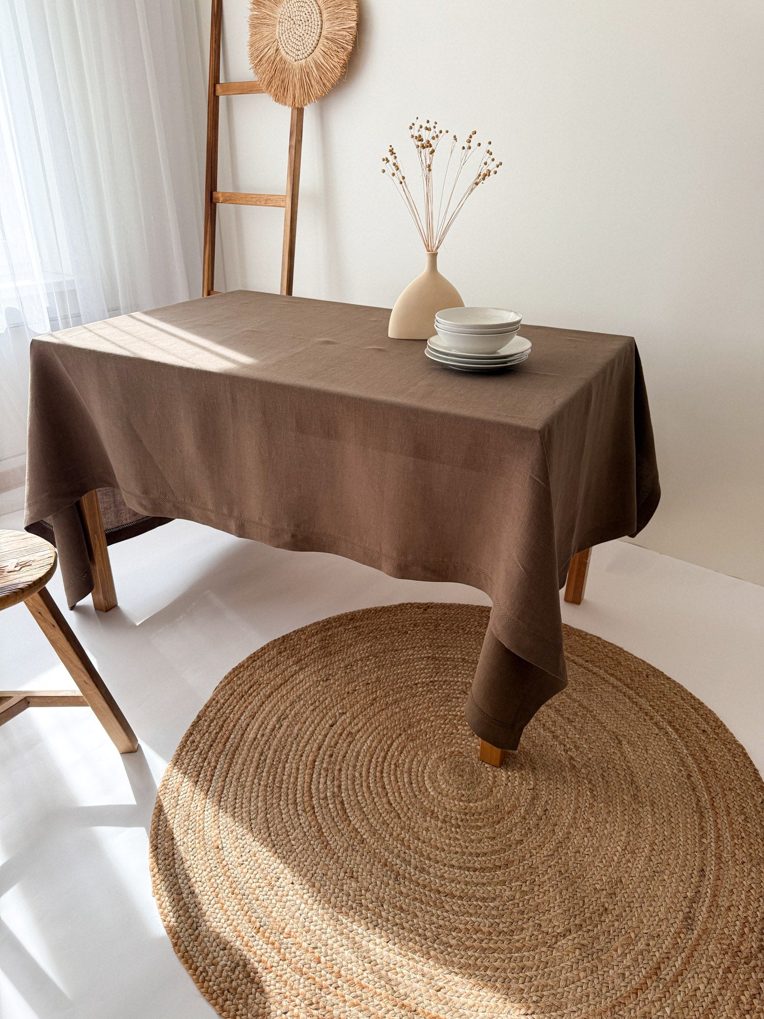 Tischdecke aus braunem Leinen mit Hohlsaum und Kuvertecken