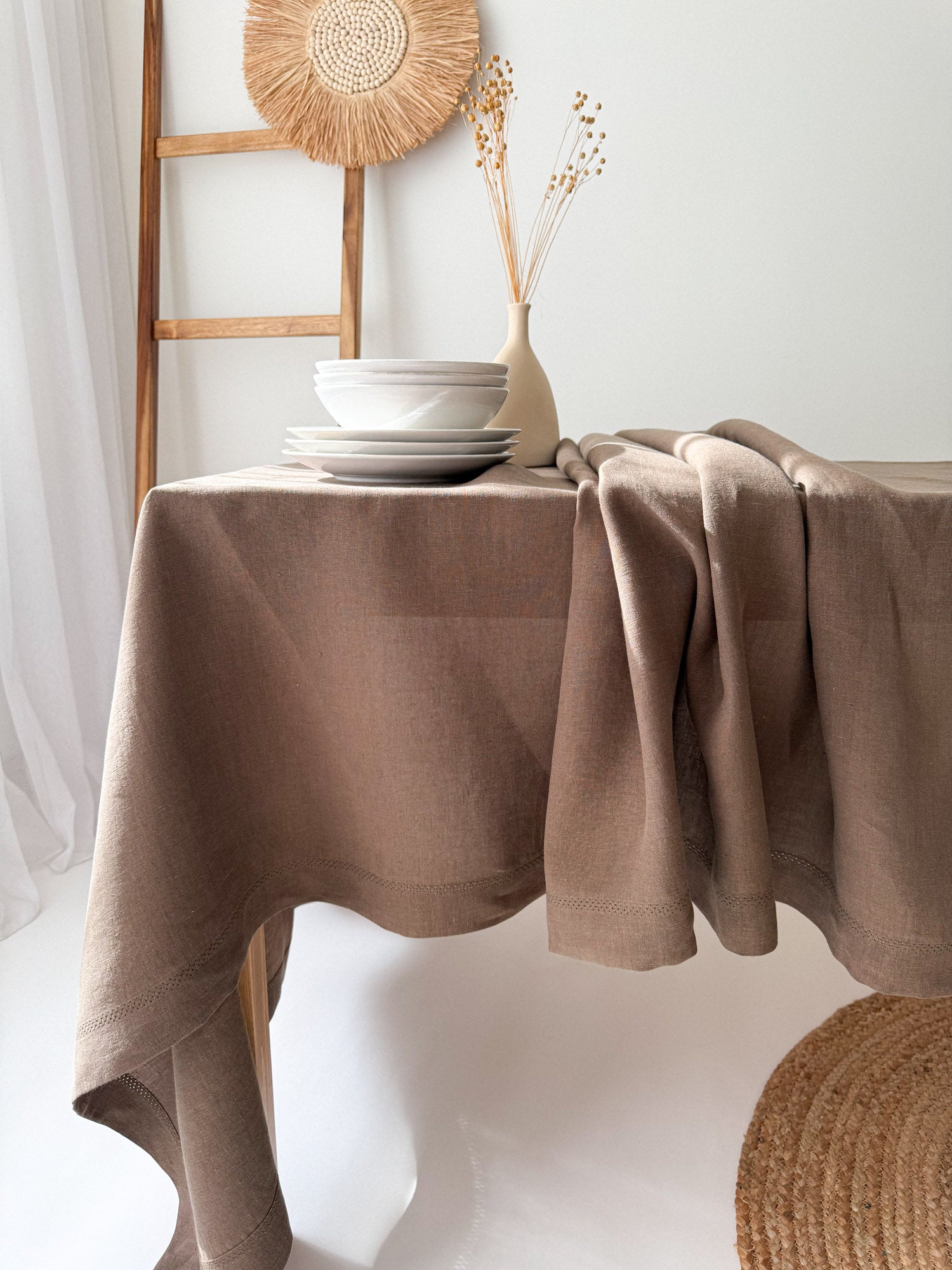 Tischdecke aus braunem Leinen mit Hohlsaum und Kuvertecken