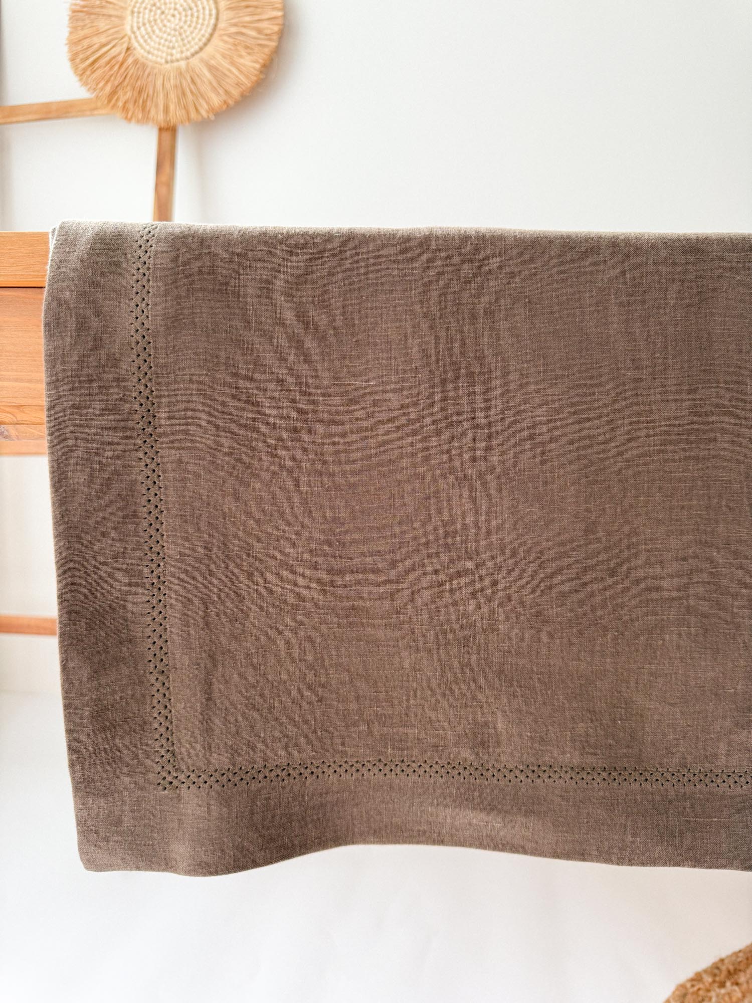 Tischdecke aus braunem Leinen mit Hohlsaum und Kuvertecken
