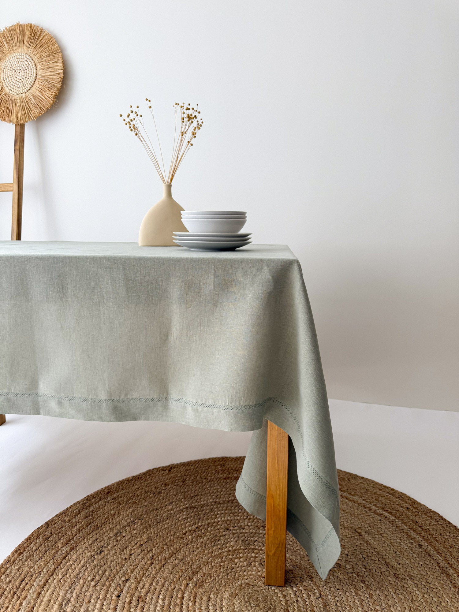 Tischdecke aus salbeigrünem Leinen mit Hohlsaum und Kuvertecken