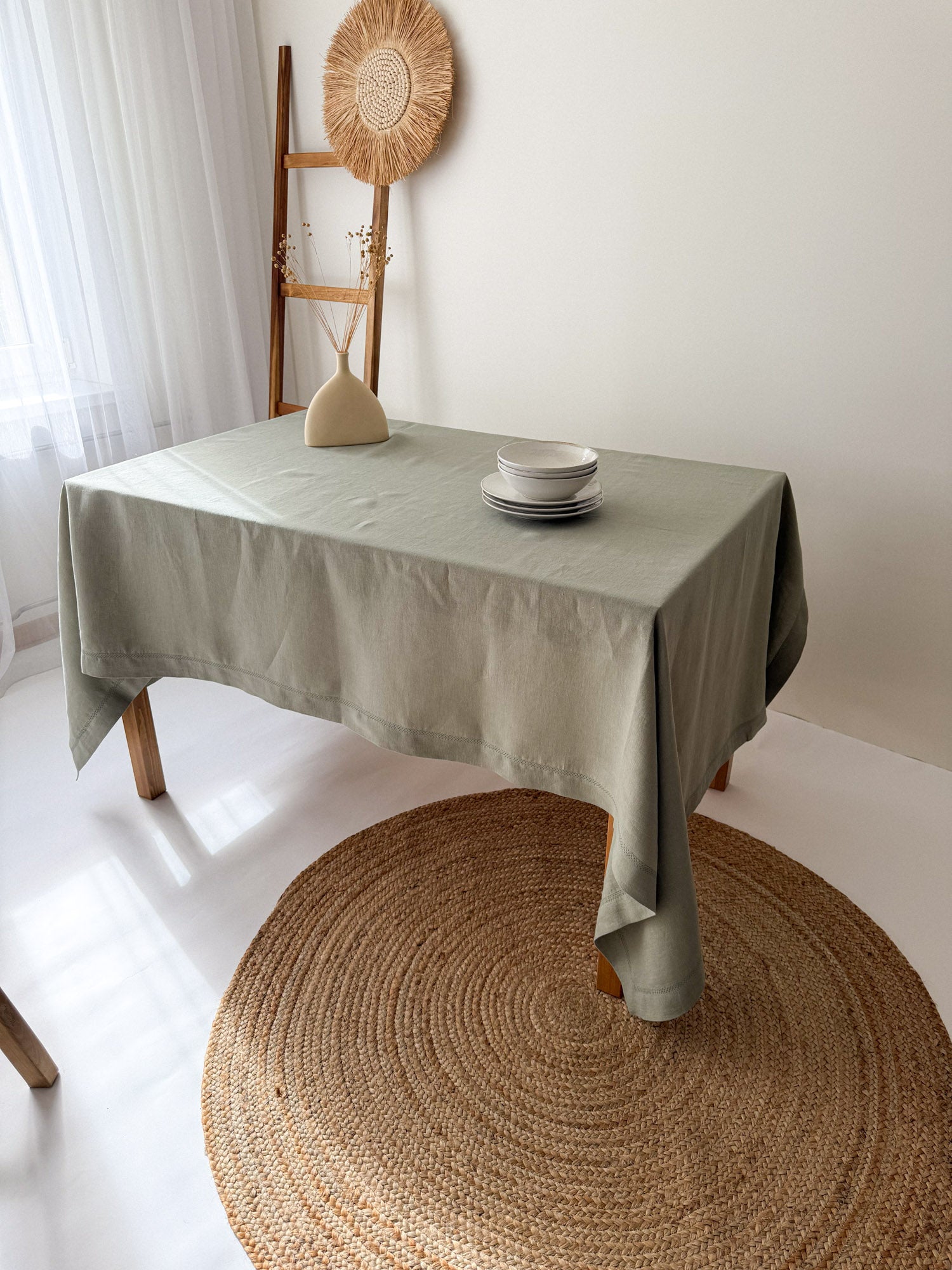 Tischdecke aus salbeigrünem Leinen mit Hohlsaum und Kuvertecken