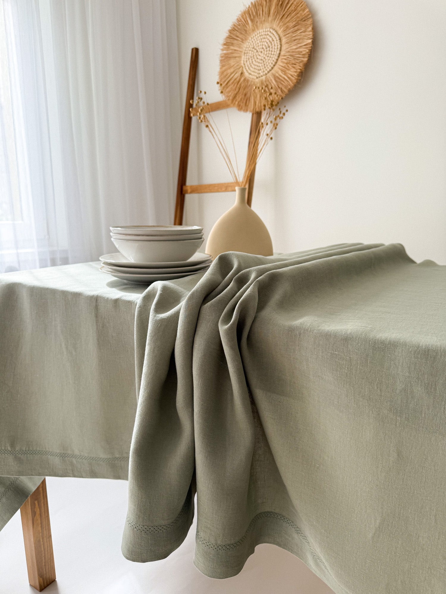 Tischdecke aus salbeigrünem Leinen mit Hohlsaum und Kuvertecken
