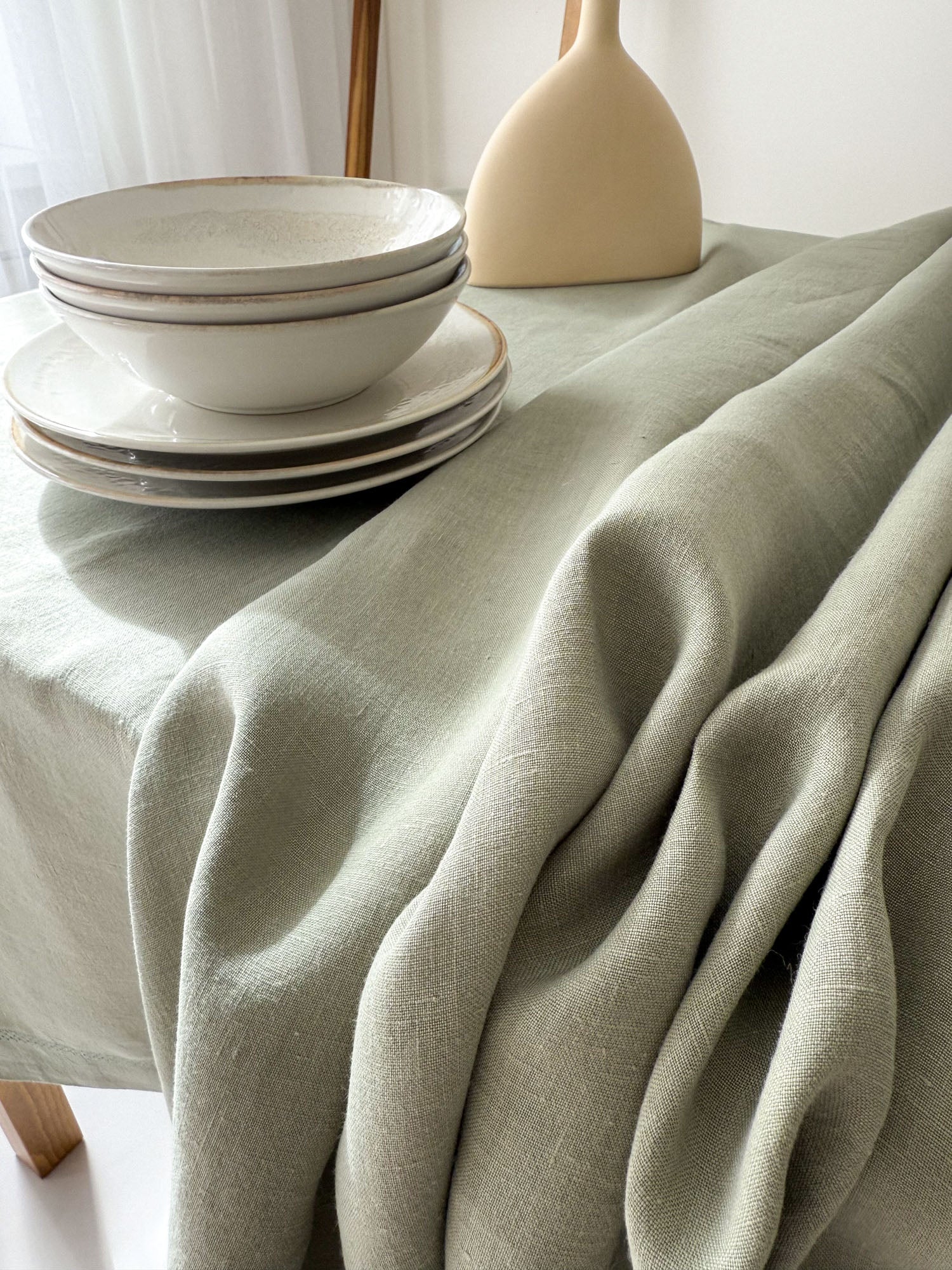 Tischdecke aus salbeigrünem Leinen mit Hohlsaum und Kuvertecken