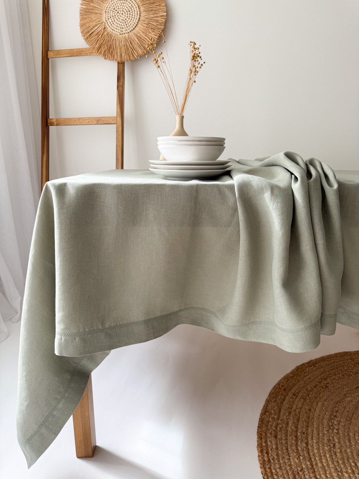Tischdecke aus salbeigrünem Leinen mit Hohlsaum und Kuvertecken