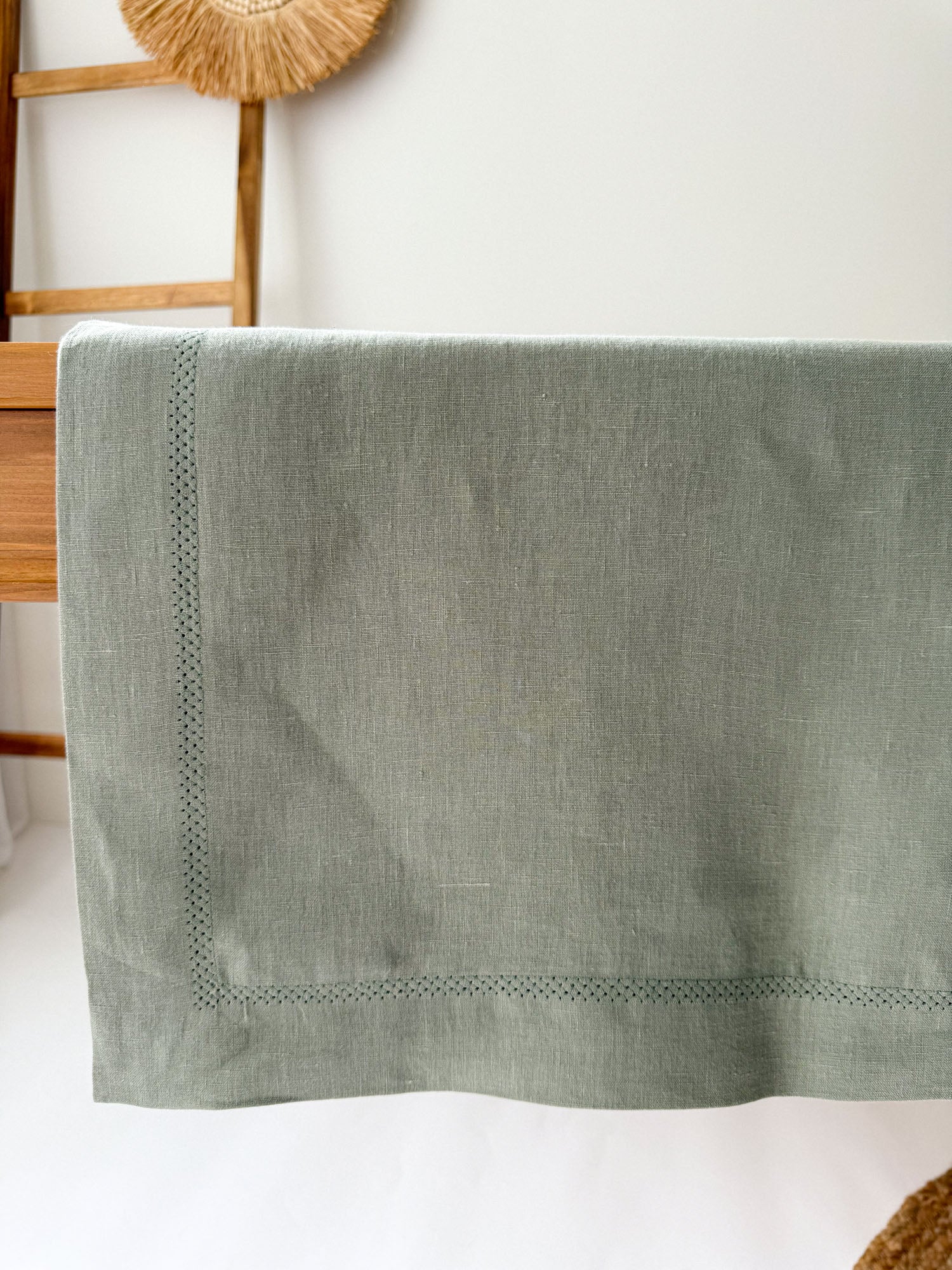 Tischdecke aus salbeigrünem Leinen mit Hohlsaum und Kuvertecken