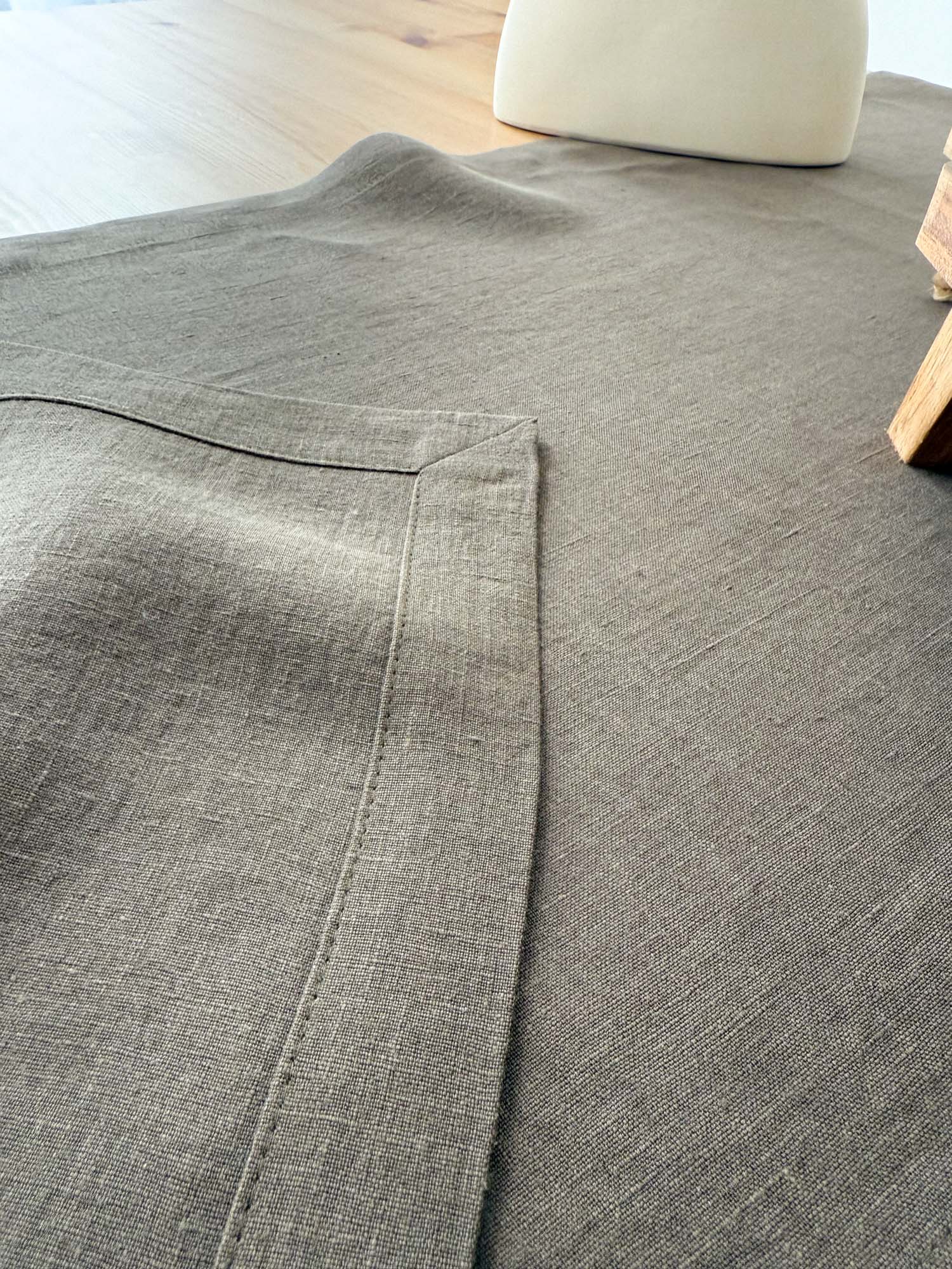 Tischläufer aus braunem Leinen mit Kuvertecken