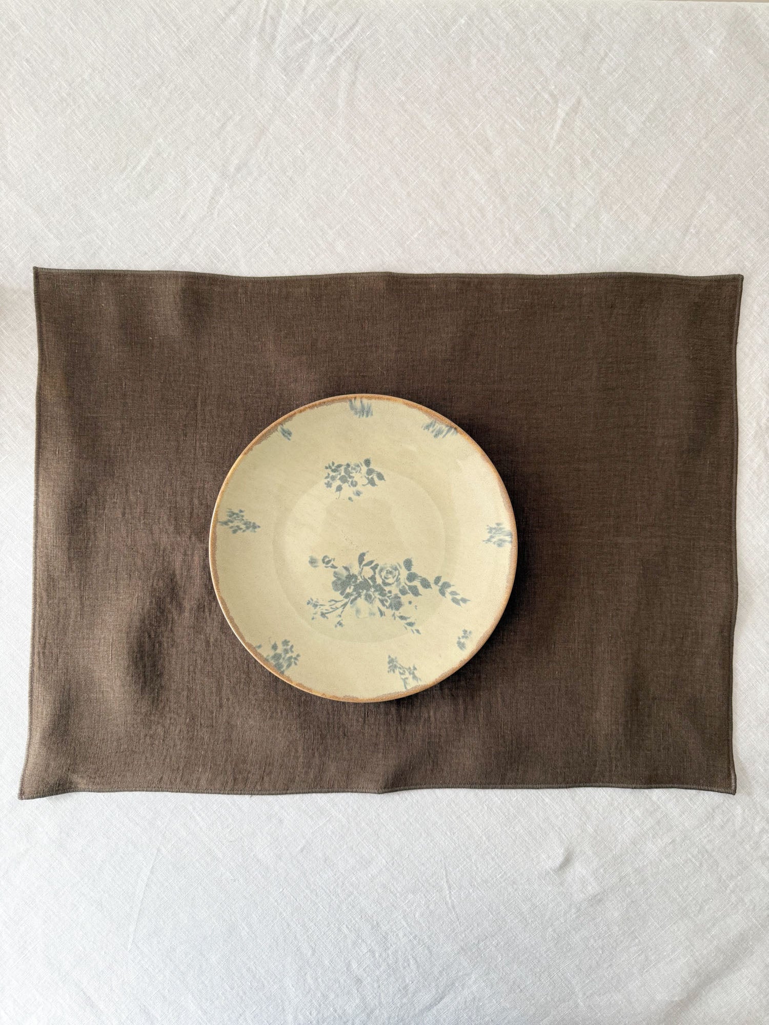 Tischset aus braunem Leinen mit Rollsaum