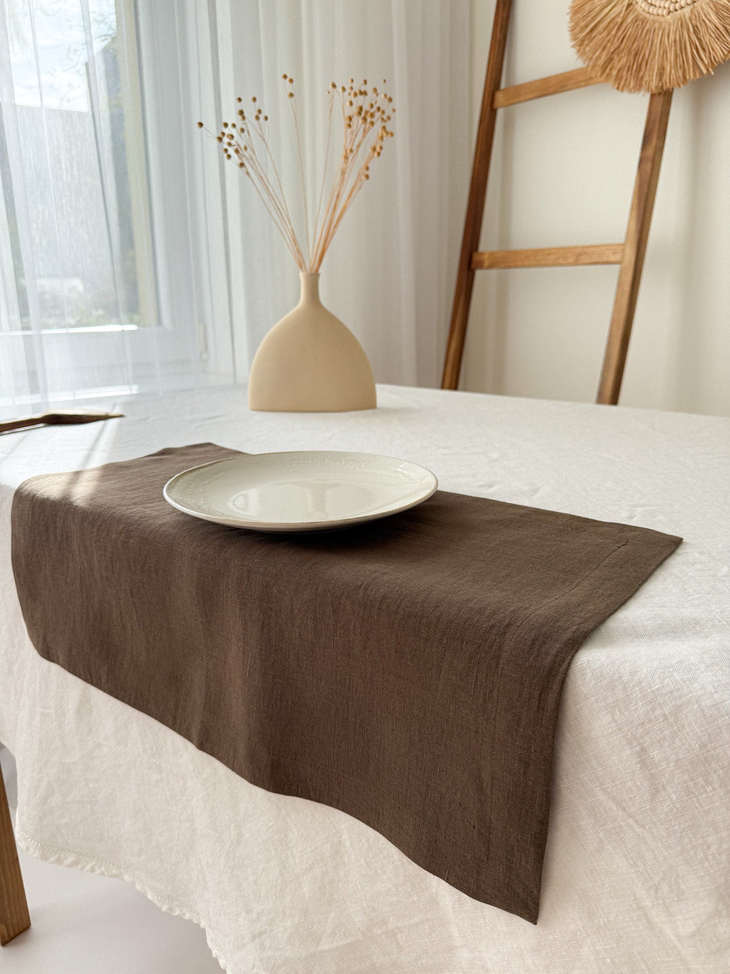 Tischset aus braunem Leinen mit Kuvertecken