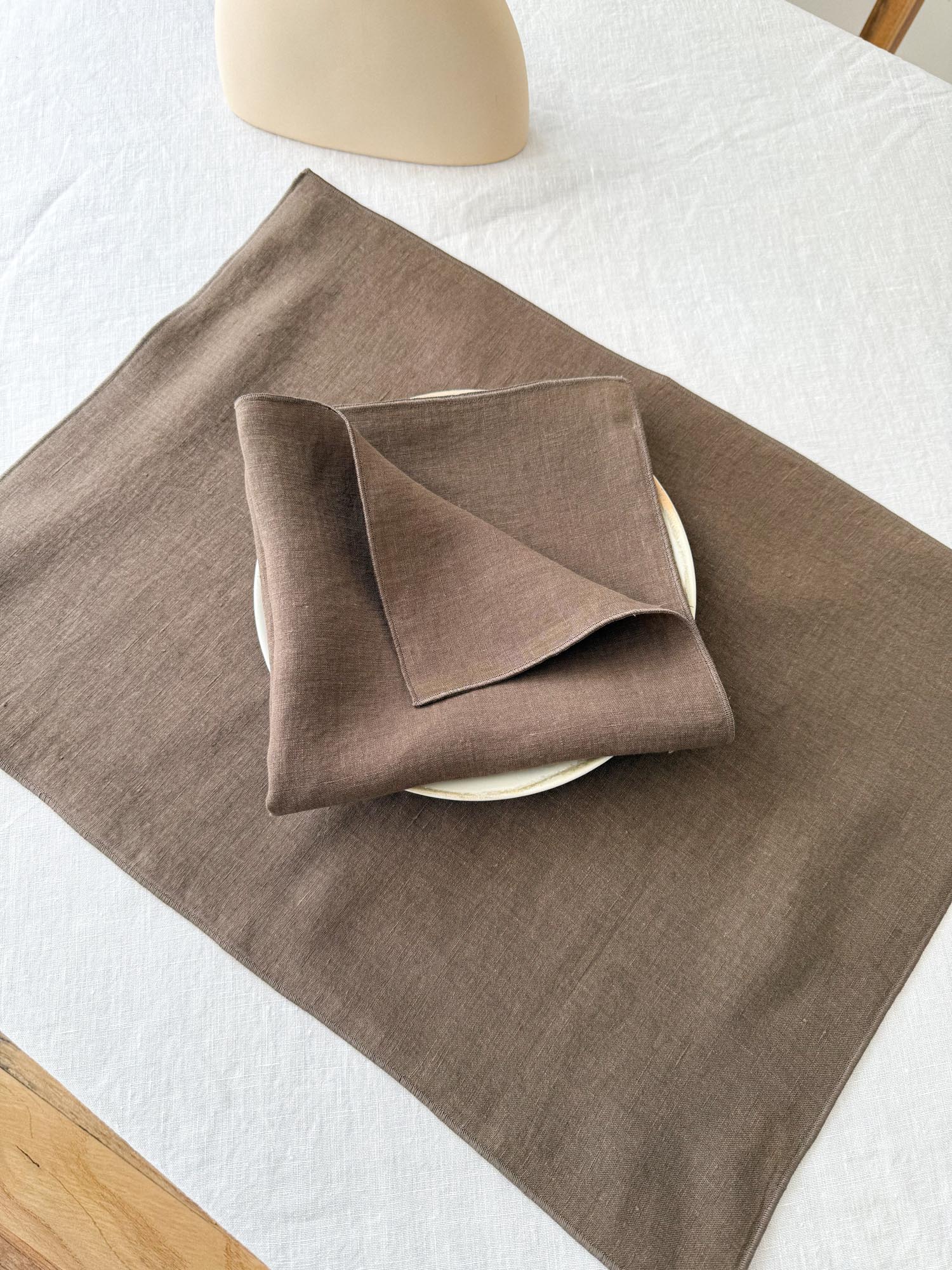 Serviette aus braunem Leinen mit Rollsaum
