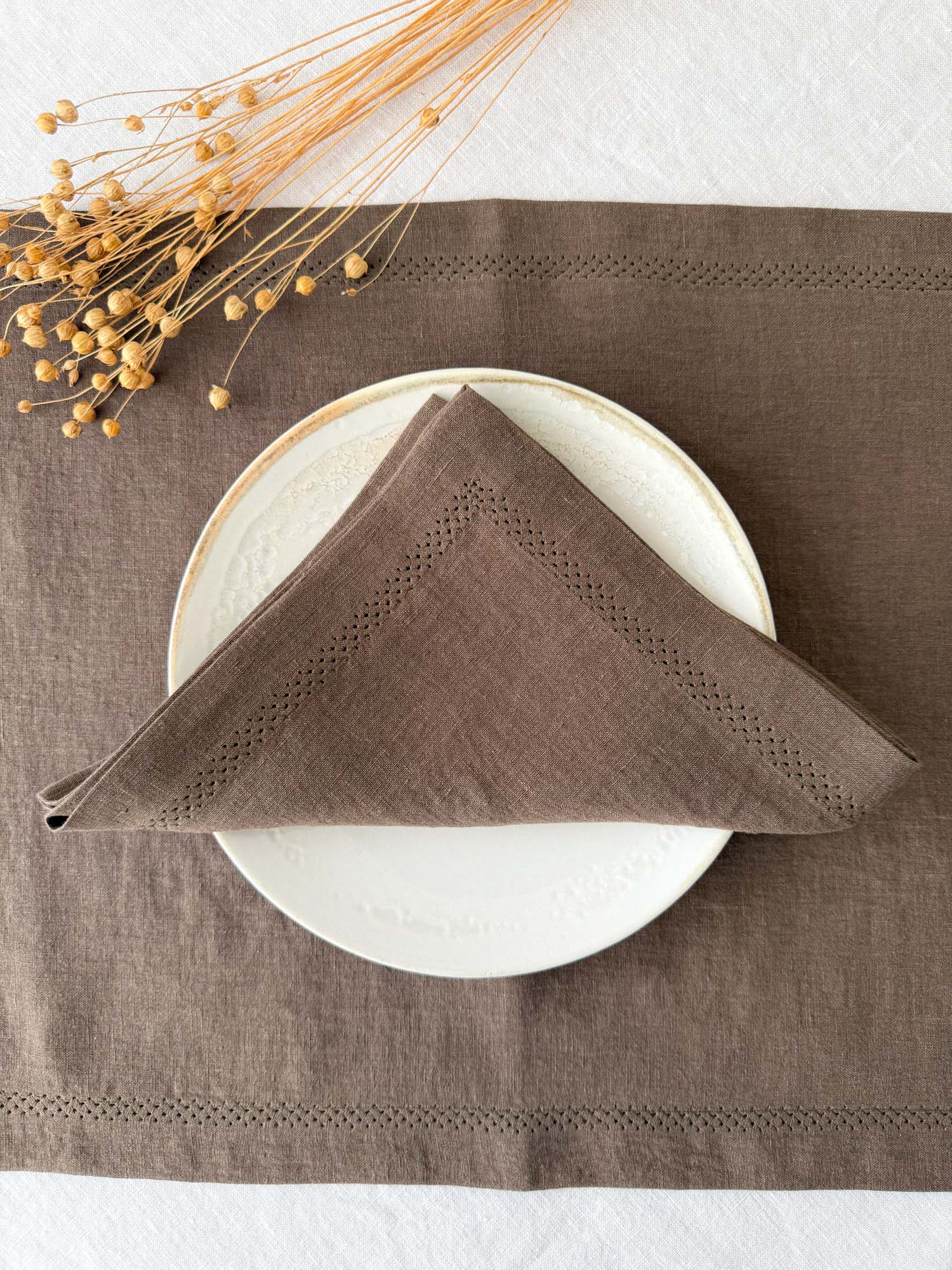Serviette aus braunem Leinen mit Hohlsaum und Kuvertecken