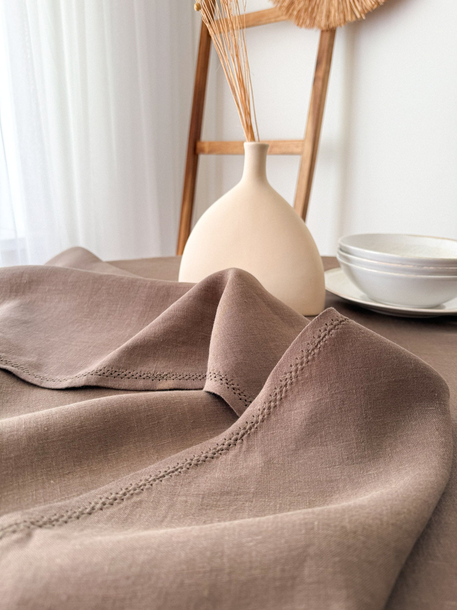 Runde Tischdecke aus Leinen mit Hohlsaum – Braun