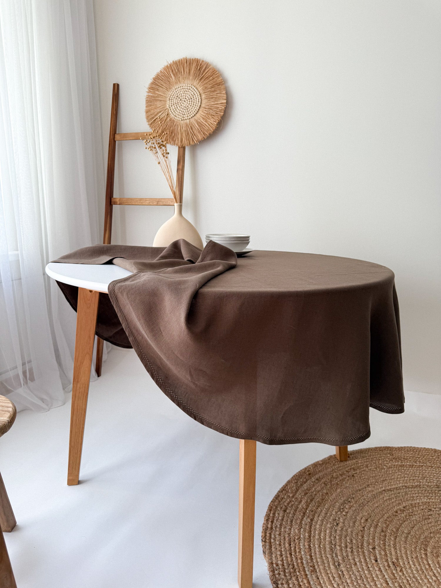 Runde Tischdecke aus Leinen mit Hohlsaum – Braun
