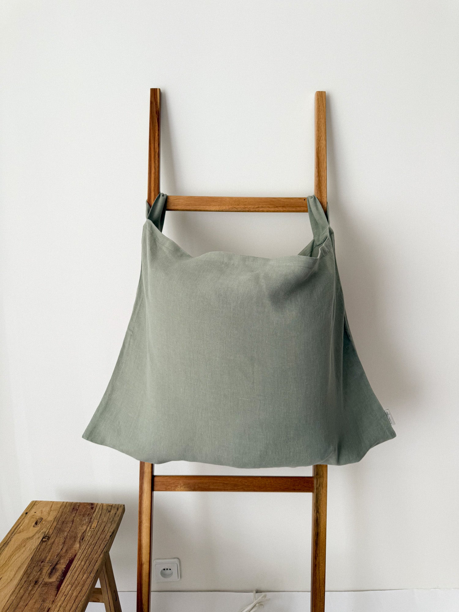 Wäschesack zum Aufhängen aus Leinen – Salbeigrün