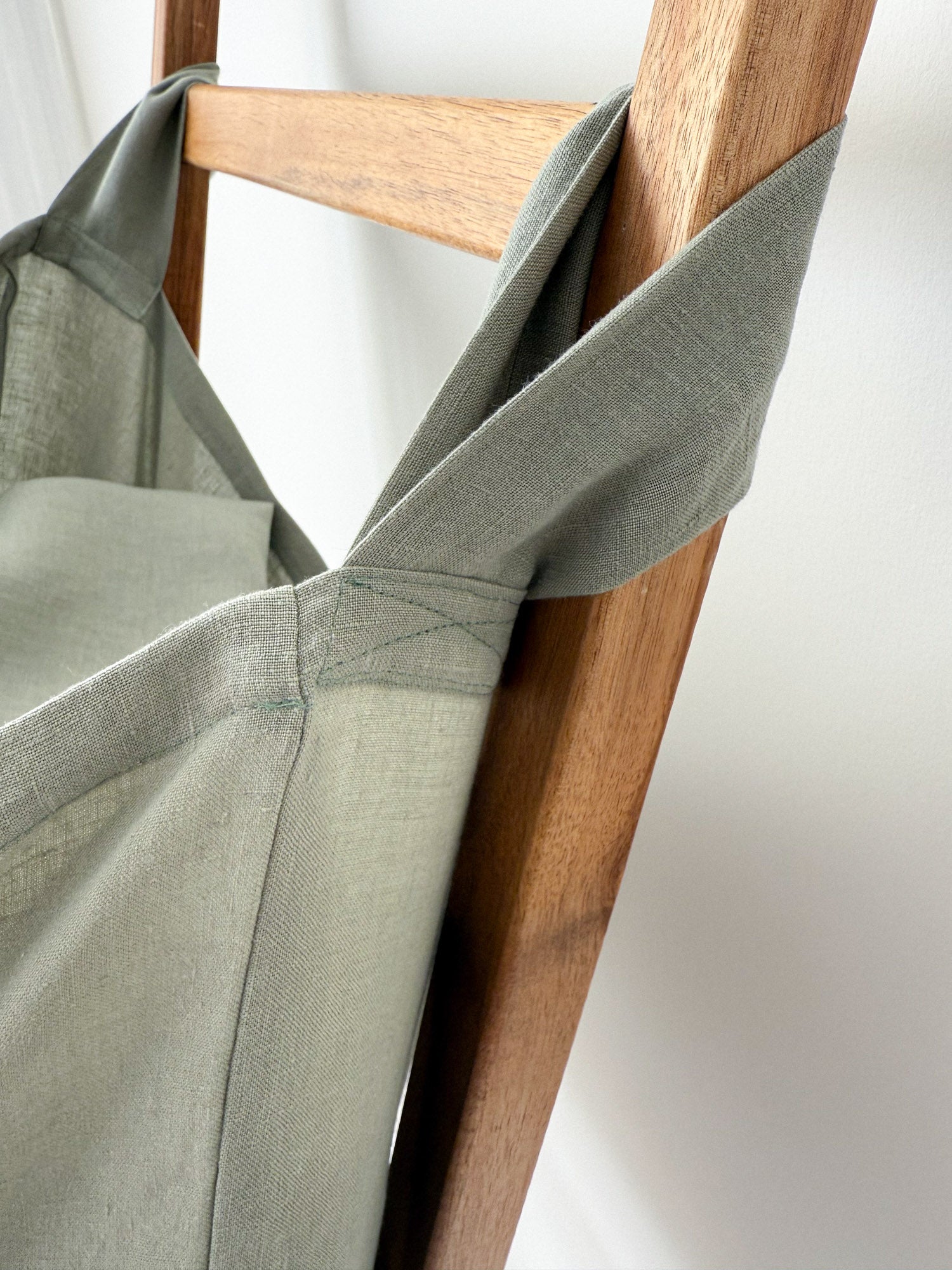 Wäschesack zum Aufhängen aus Leinen – Salbeigrün