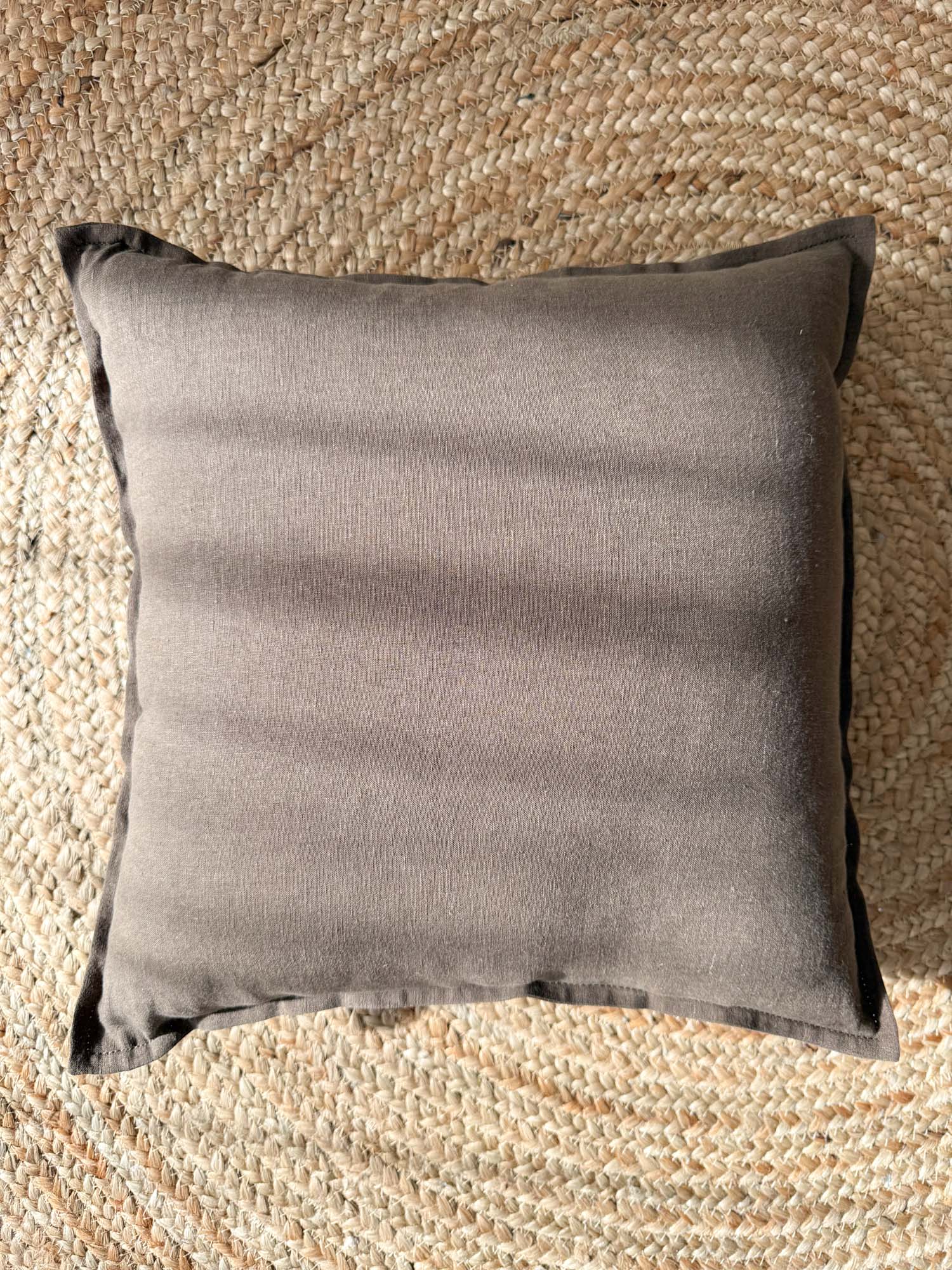 Kissenhülle aus Leinen mit Stehsaum – Braun