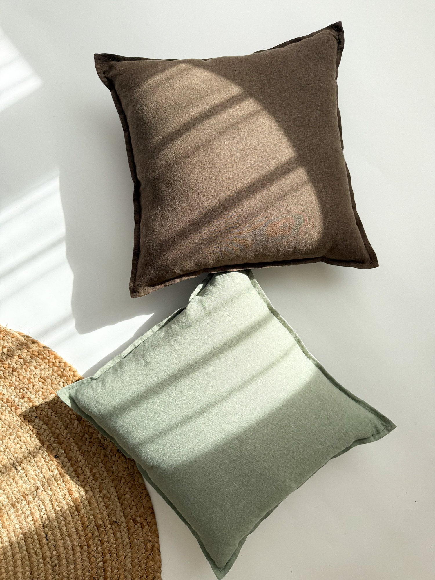 Kissenhülle aus Leinen mit Stehsaum – Braun