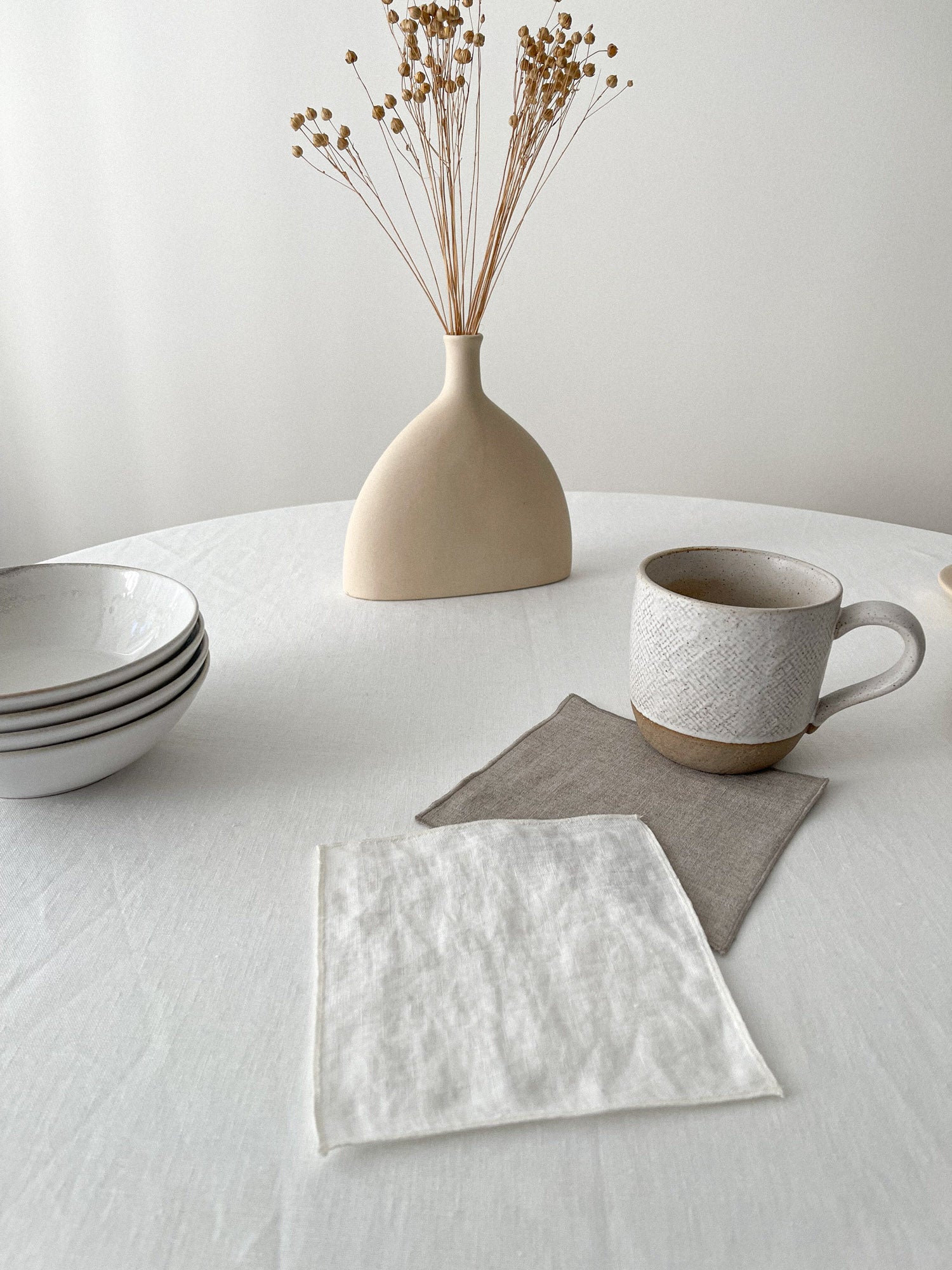 Untersetzer aus gebrochenem weißem Leinen mit Rollsaum - 4er-Set - Linen Notes
