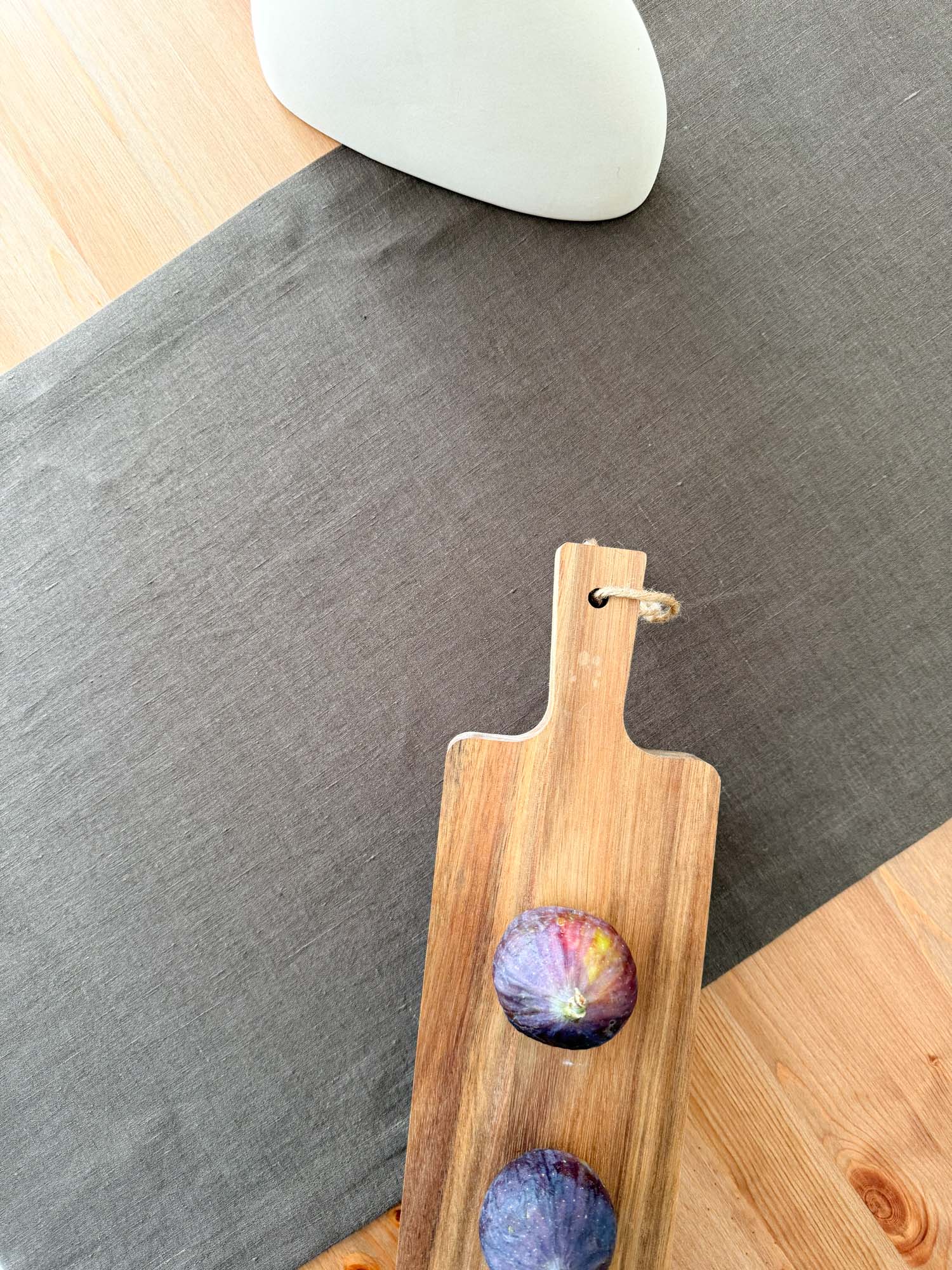 Tischläufer aus braunem Leinen mit Kuvertecken