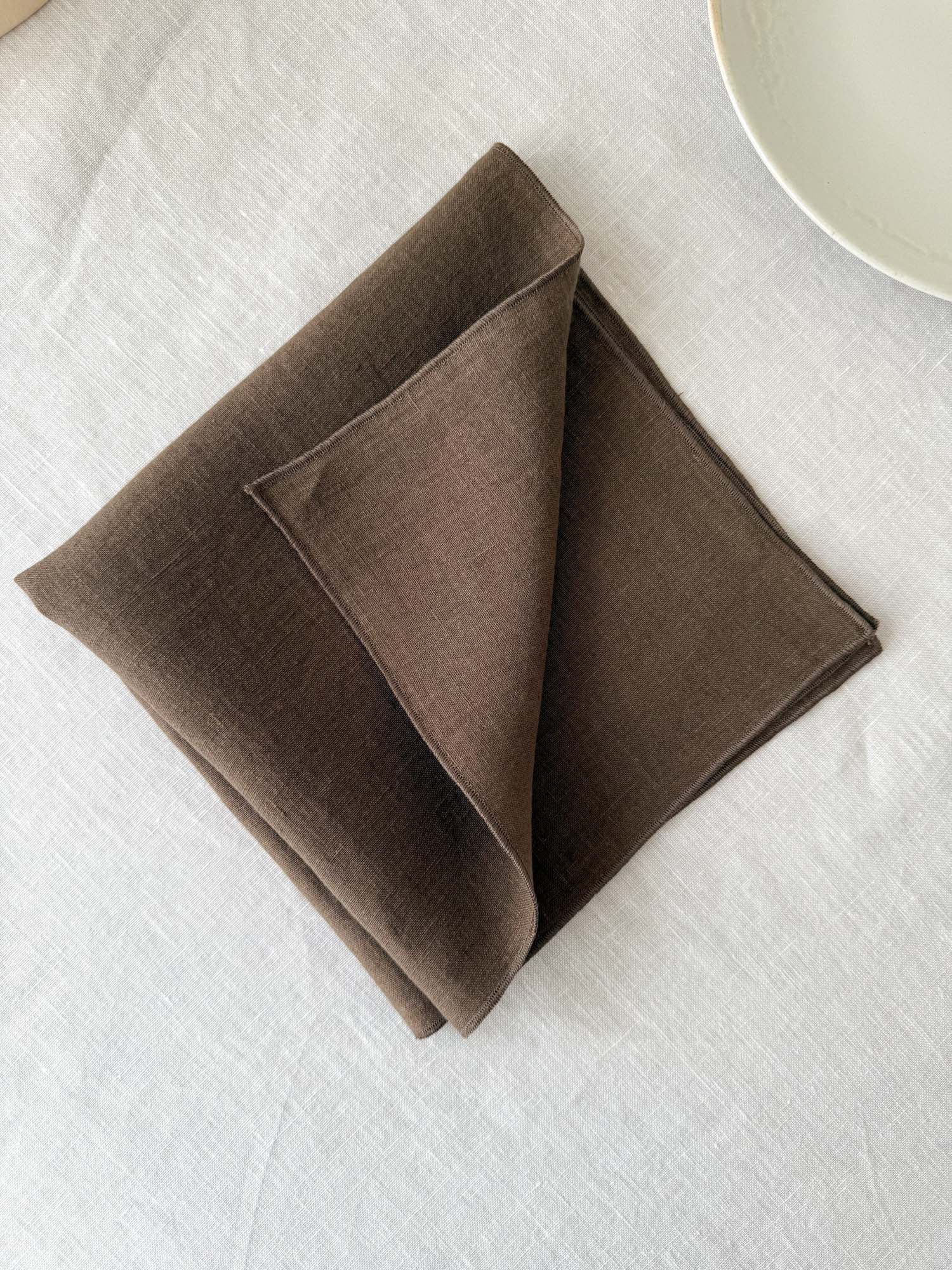 Serviette aus braunem Leinen mit Rollsaum
