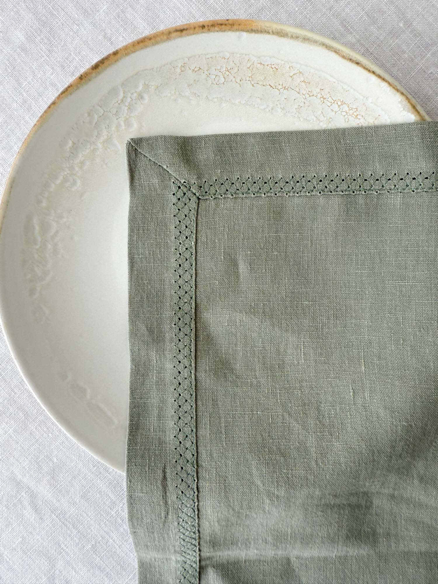 Serviette aus salbeigrünem Leinen mit Hohlsaum und Kuvertecken