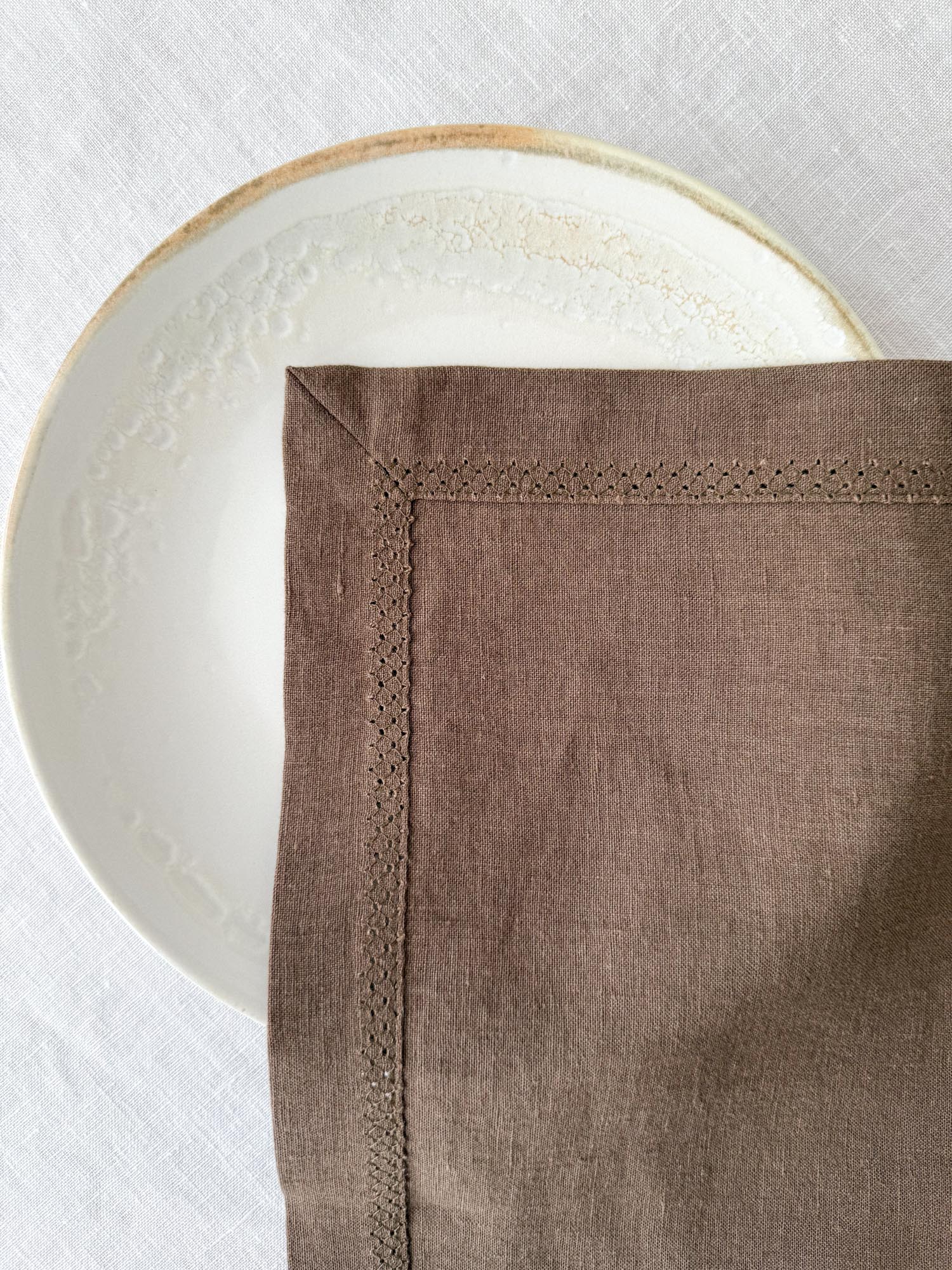 Serviette aus braunem Leinen mit Hohlsaum und Kuvertecken