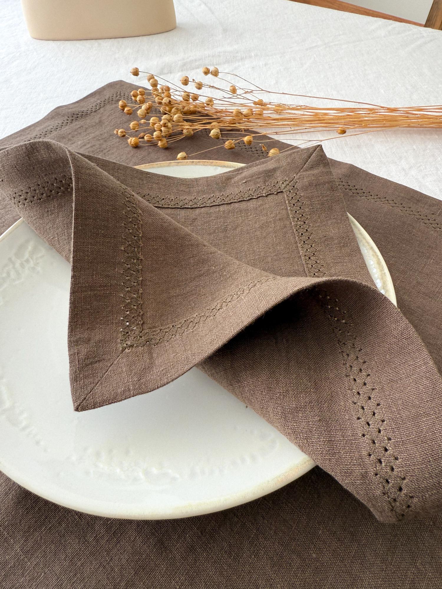 Serviette aus braunem Leinen mit Hohlsaum und Kuvertecken