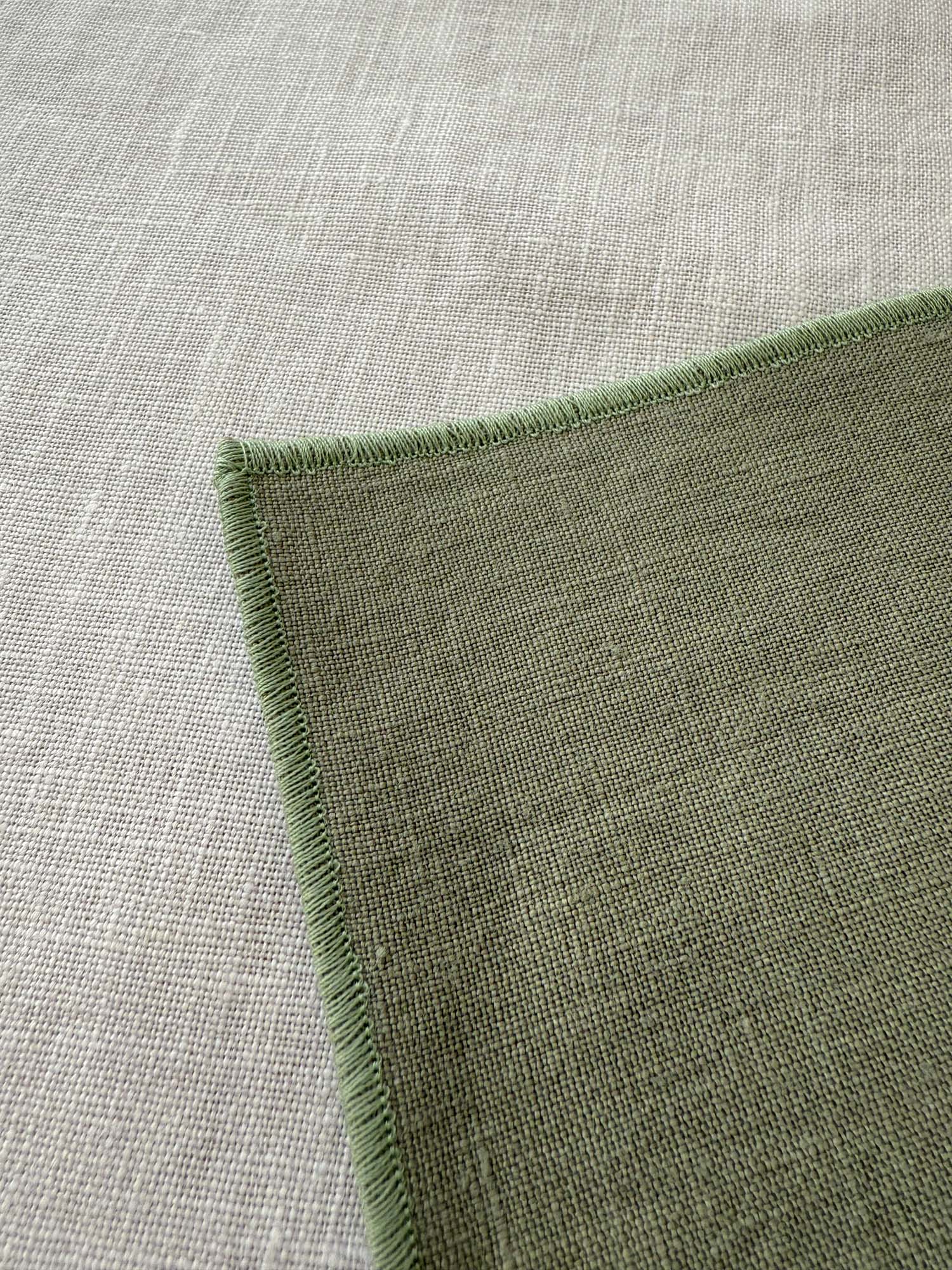 Untersetzer aus salbeigrünem Leinen mit Rollsaum – 4er-Set