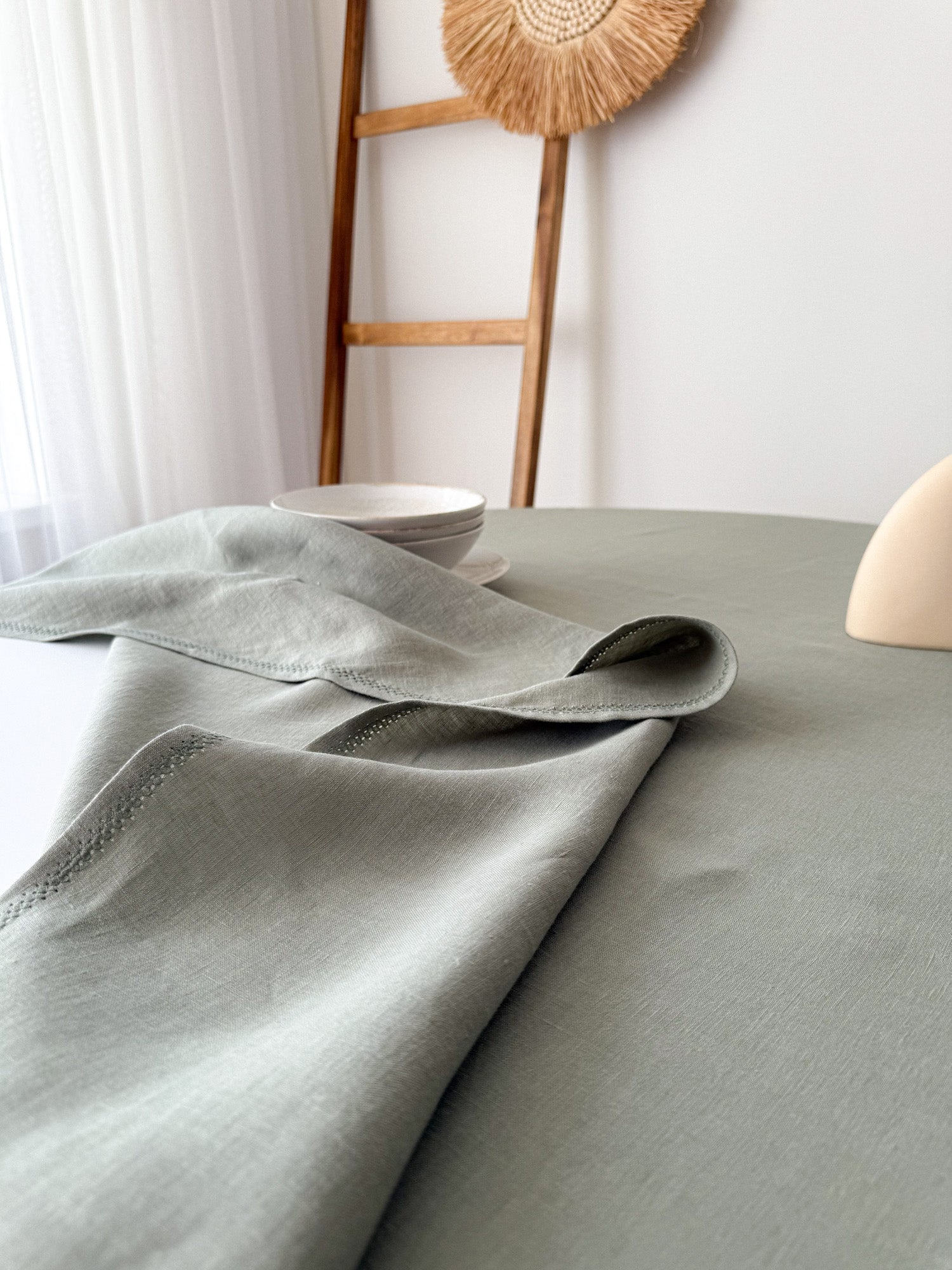 Runde Tischdecke aus Leinen mit Hohlsaum – Salbeigrün