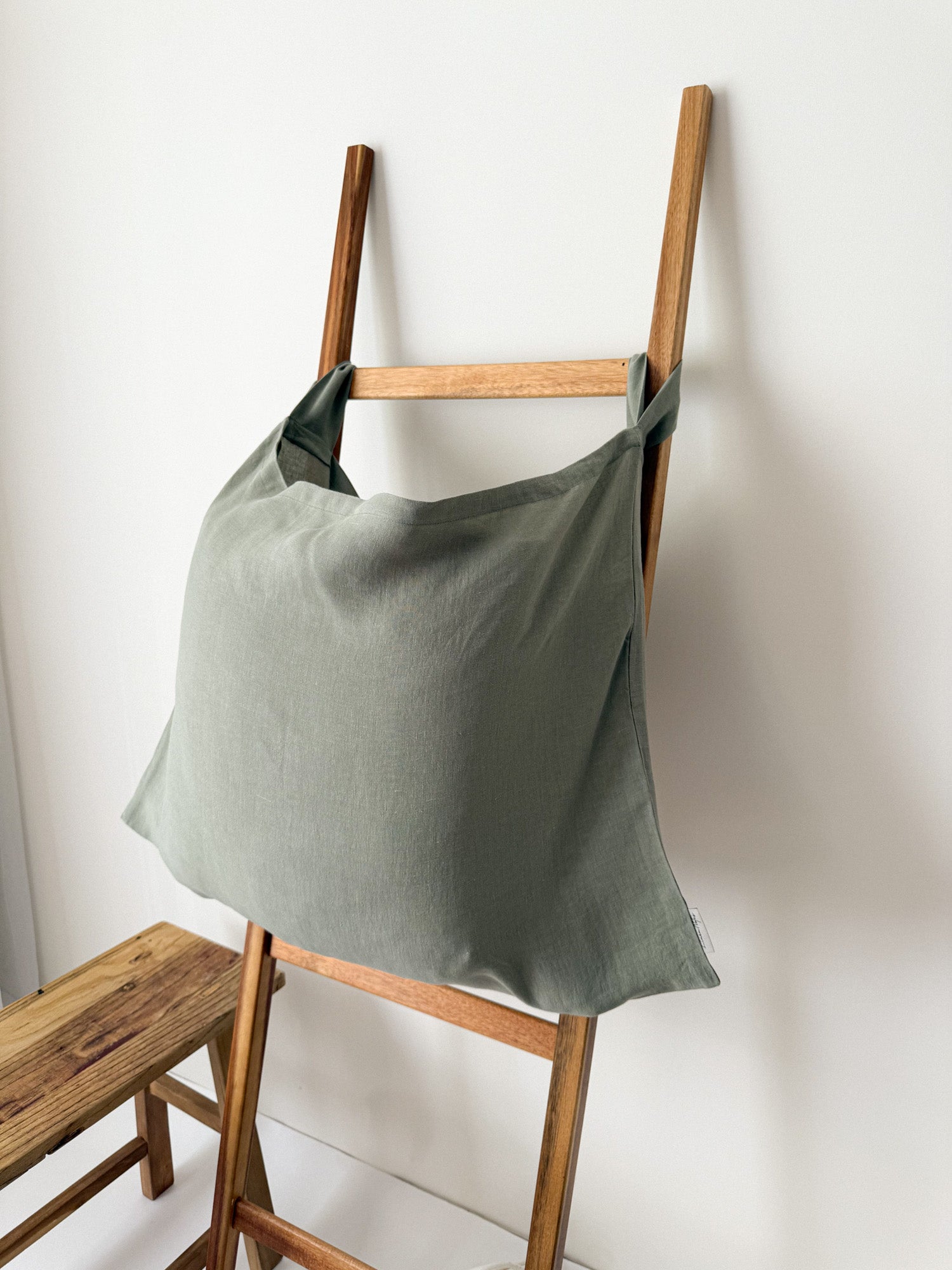 Wäschesack zum Aufhängen aus Leinen – Salbeigrün