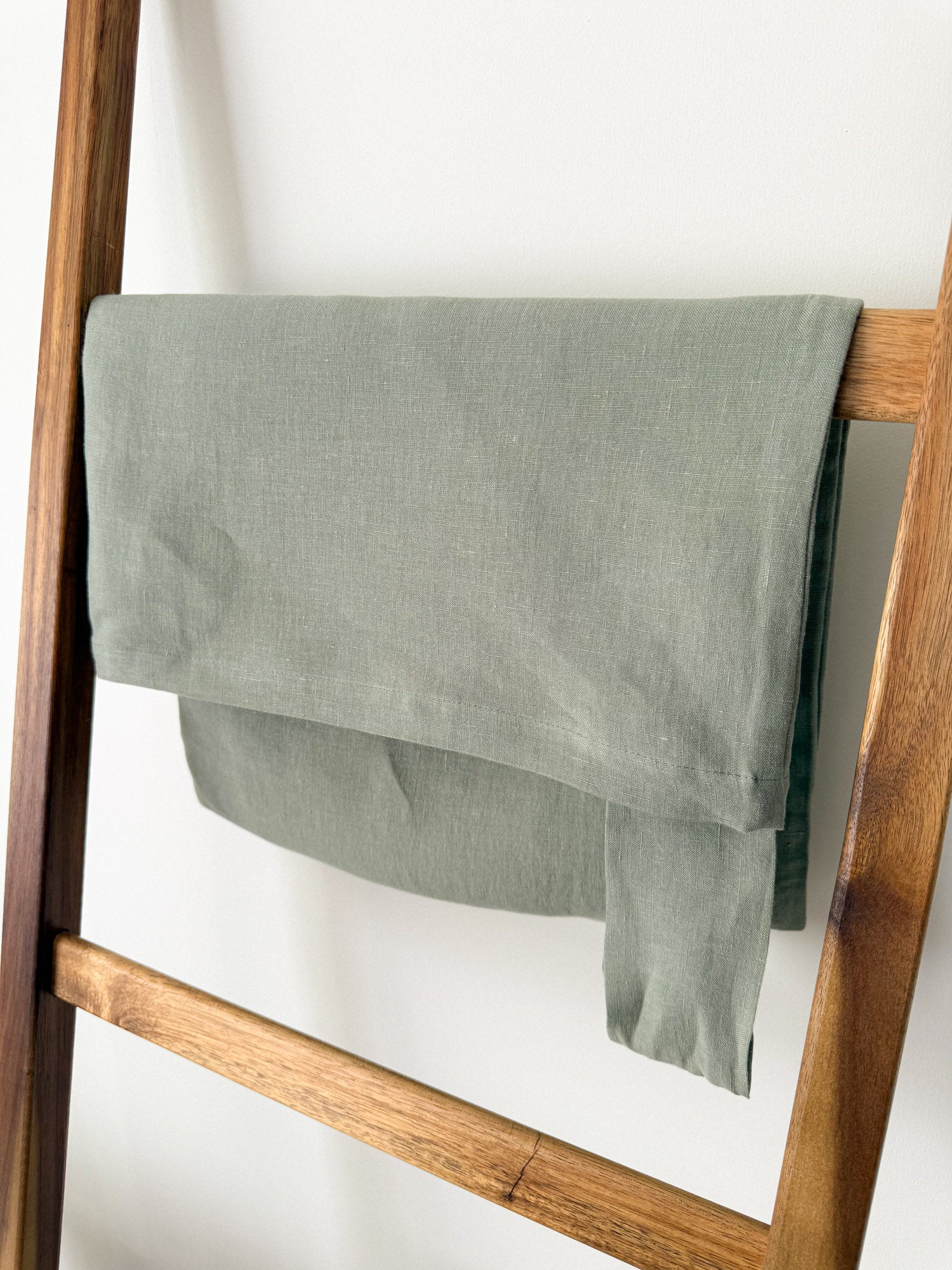Wäschesack zum Aufhängen aus Leinen – Salbeigrün
