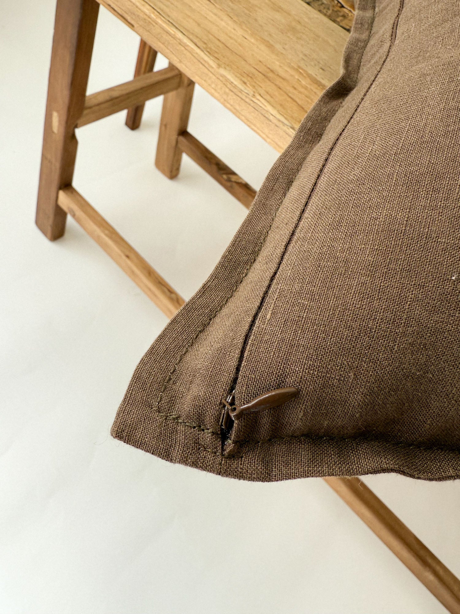 Kissenhülle aus Leinen mit Stehsaum – Braun