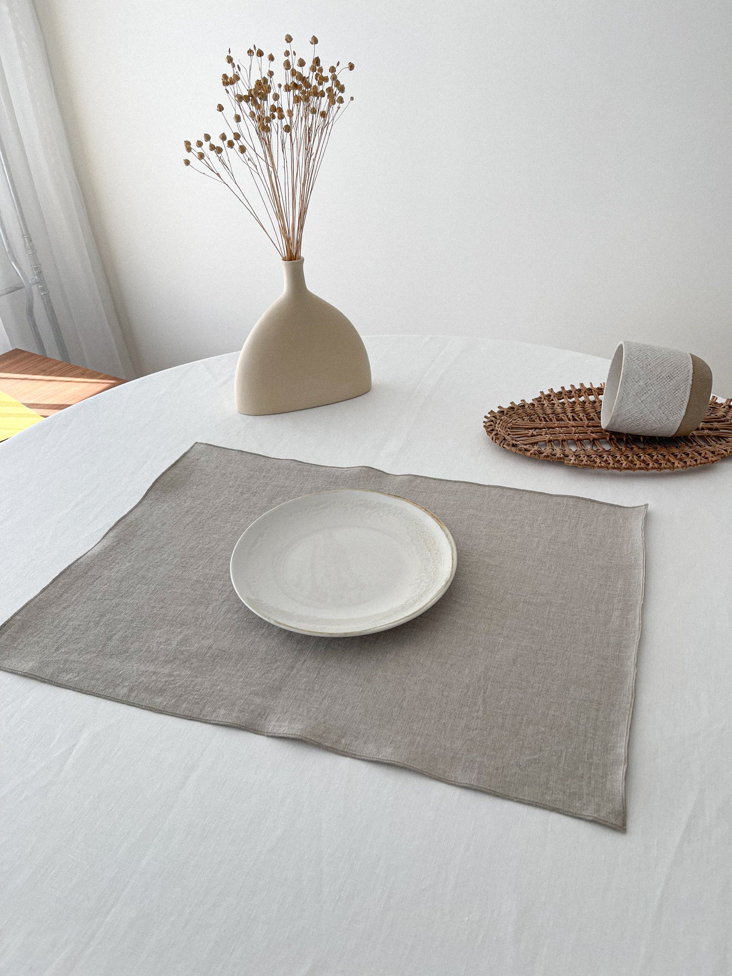 Tischset aus beigem Leinen mit Rollsaum - Linen Notes