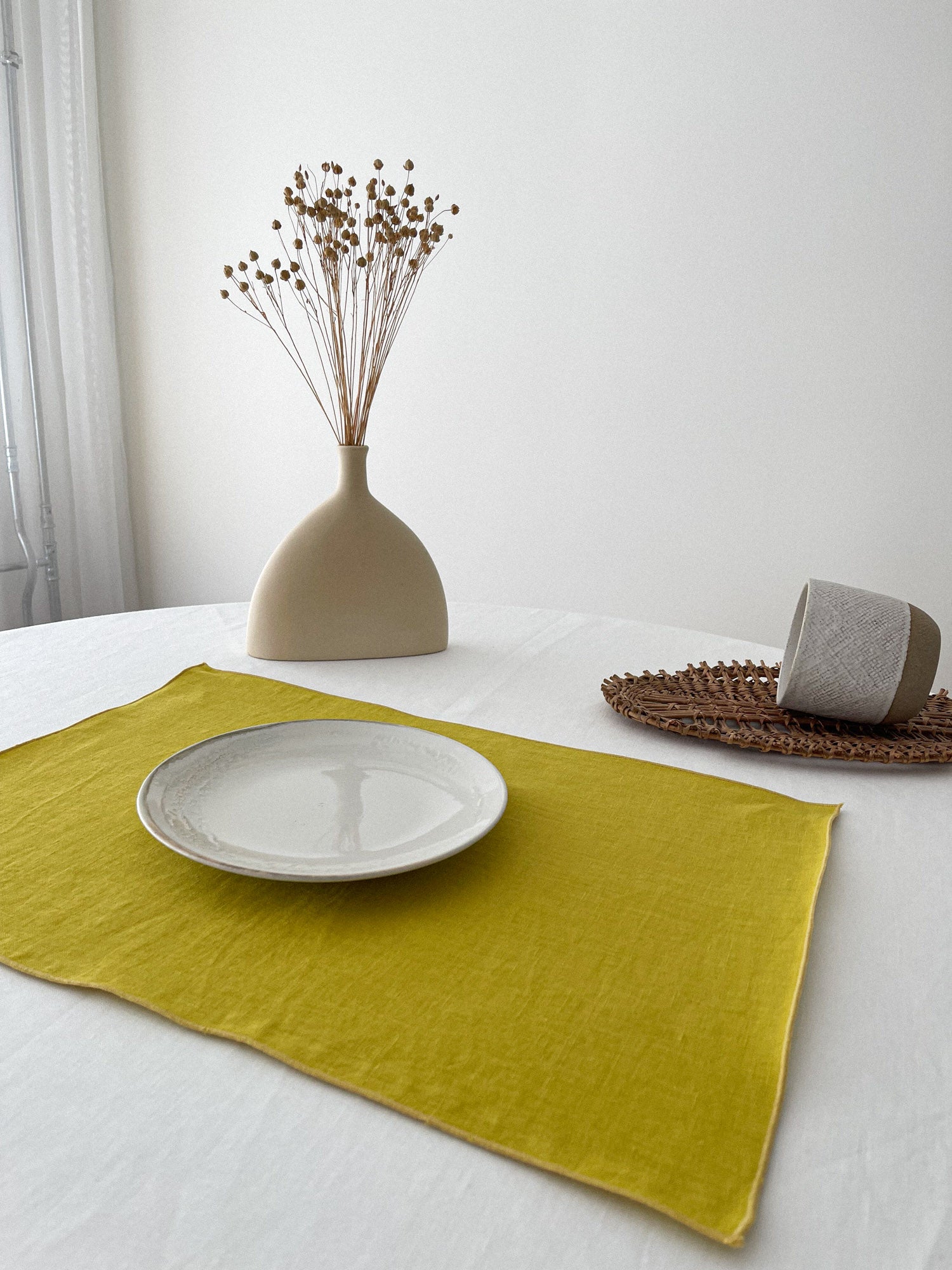 Tischset aus chartreuse gelbem Leinen mit Rollsaum - Linen Notes